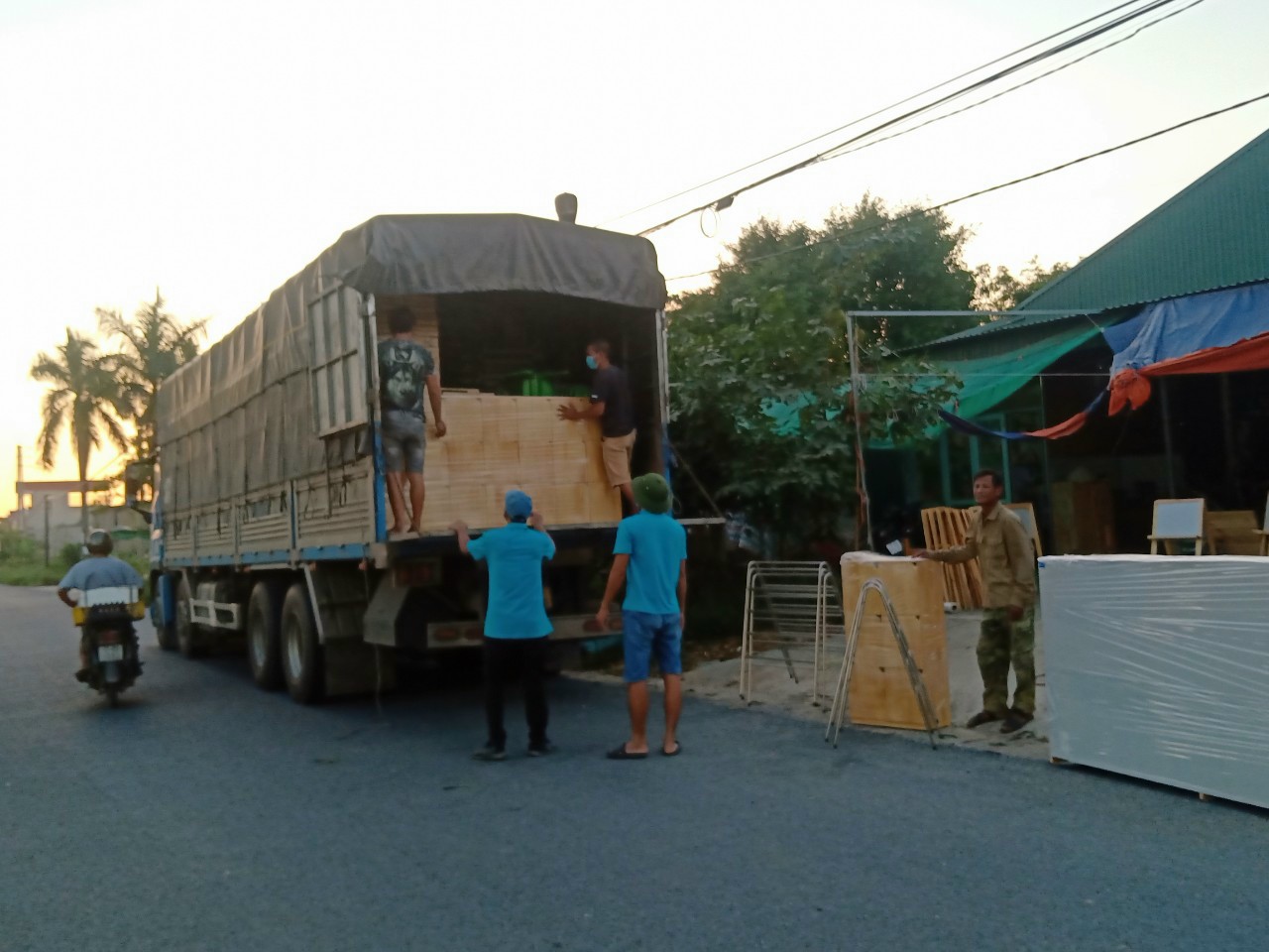 Vận chuyển hàng trên toàn quốc-giá ưu đãi